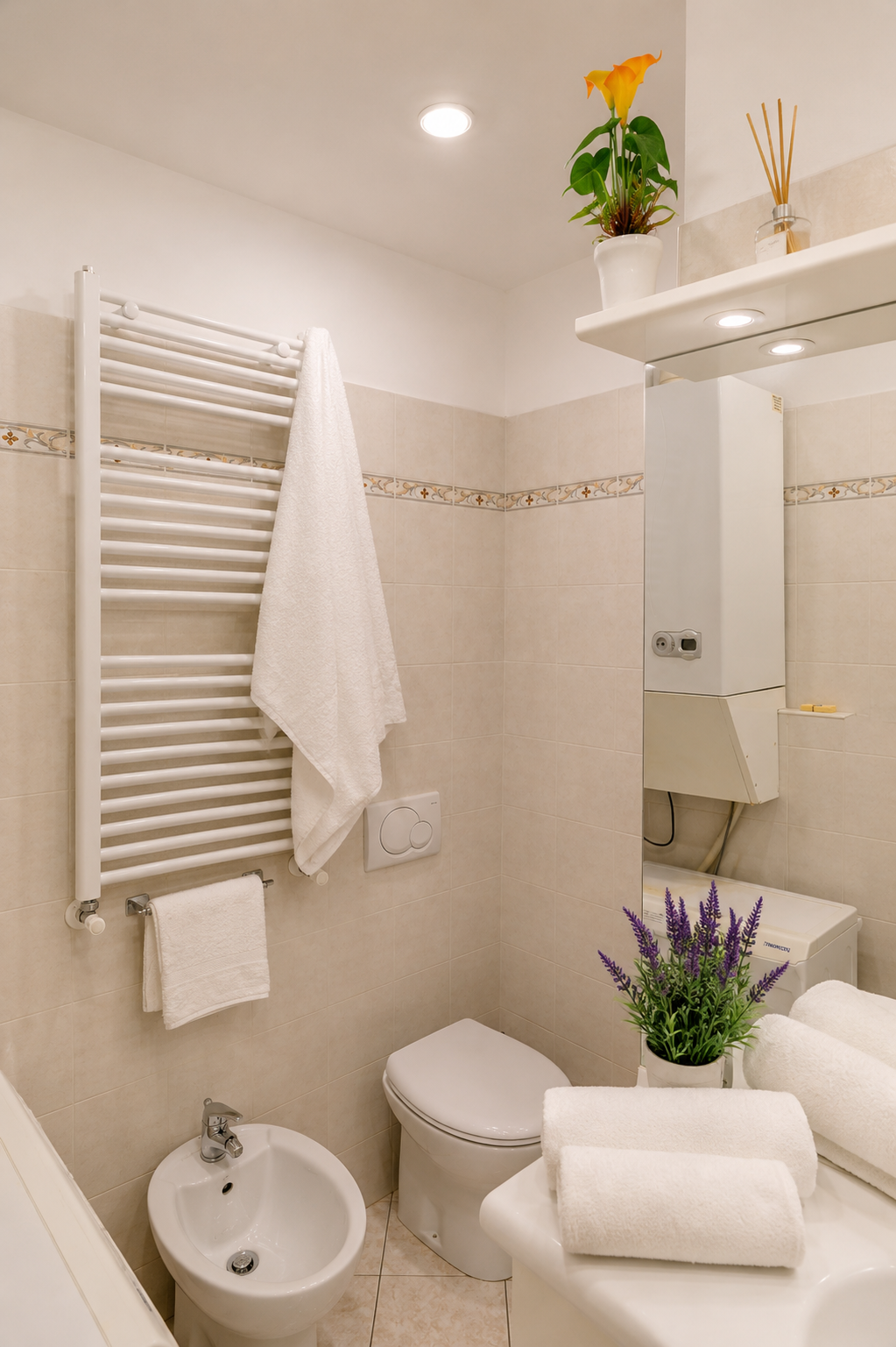 Bagno moderno con ampia doccia e dettagli eleganti