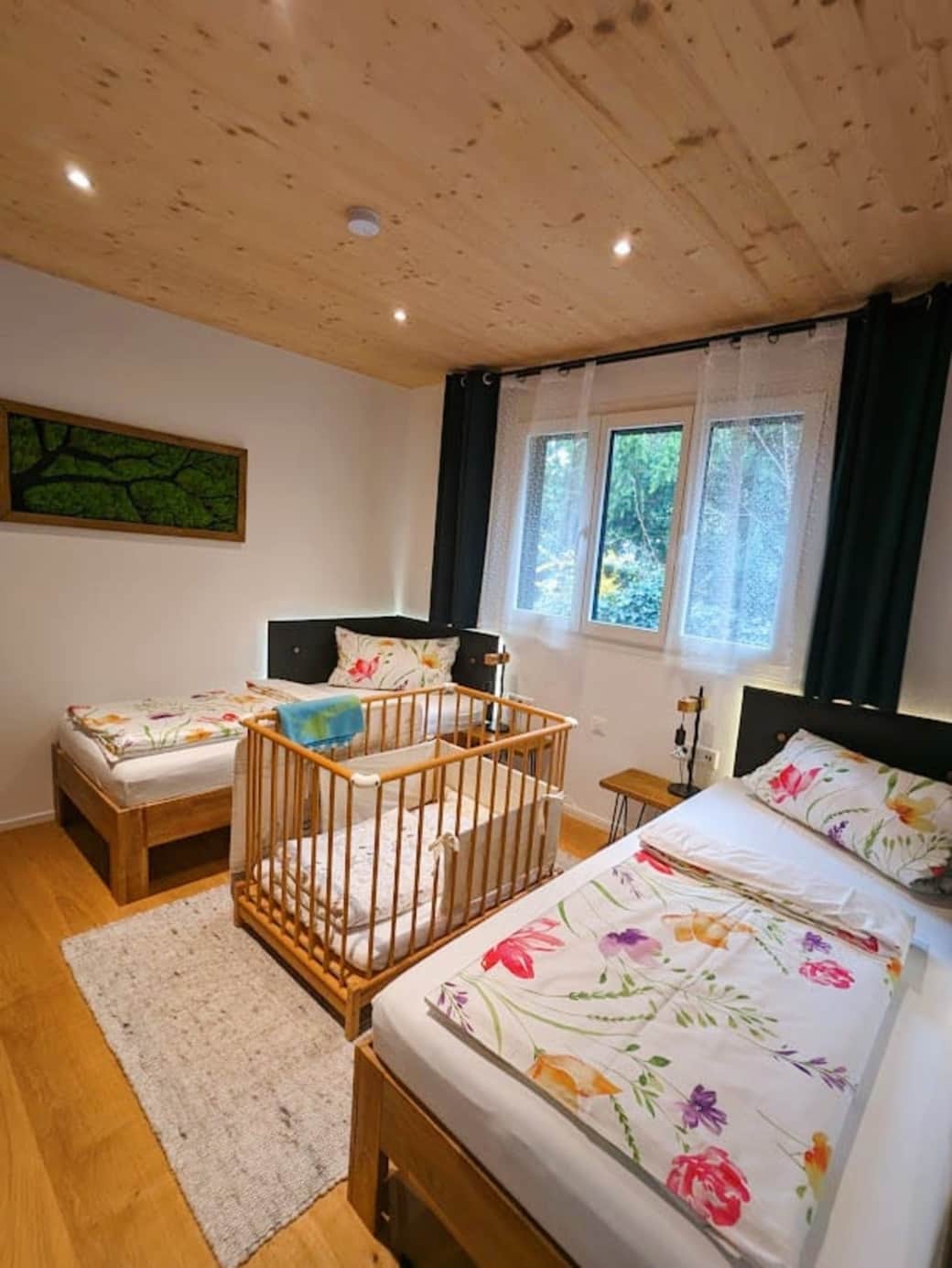 Im Schlafzimmer besteht die Möglichkeit für ein Kinderbett oder ein Zustellbett 