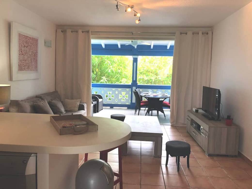 Living room with kitchen bar, lounge, and terrace Lataniers 12