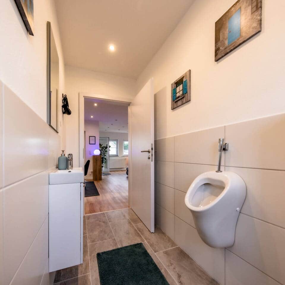 Das zusätzliche Pissoir ergänzt die Toilette durch eine praktische, platzsparende Lösung 