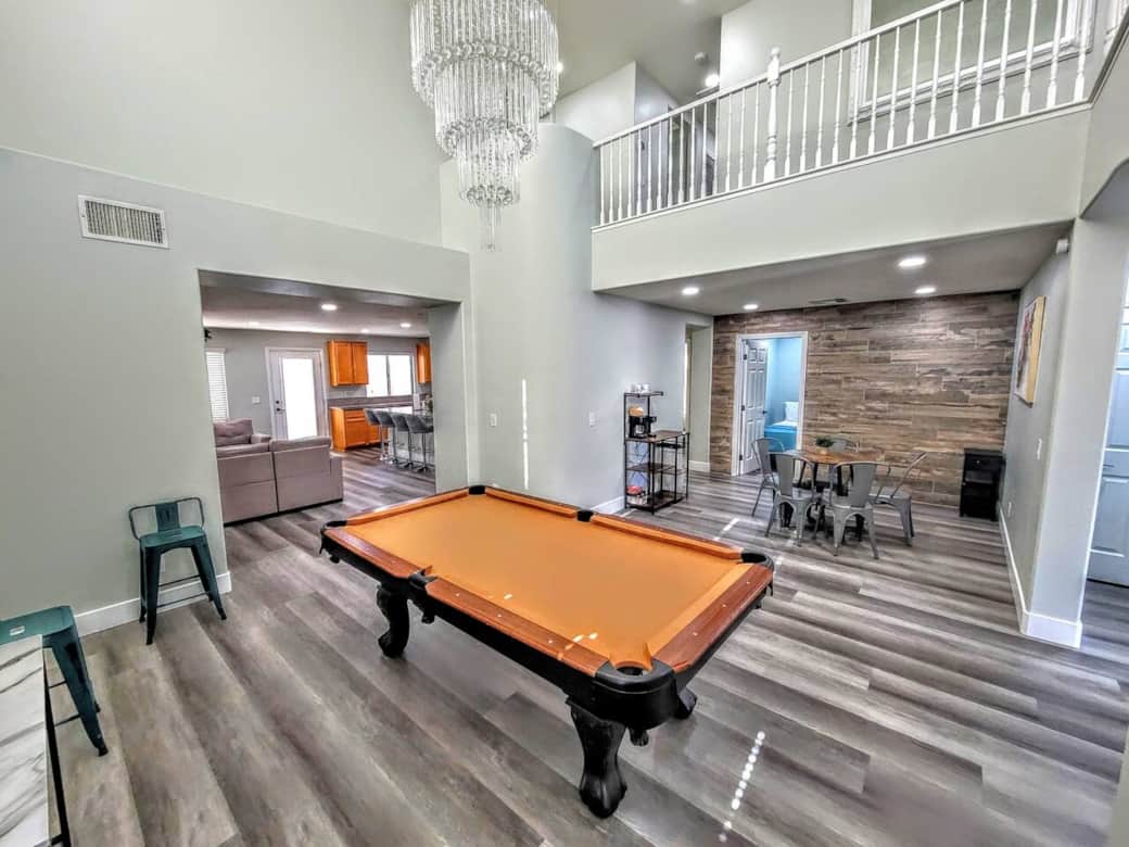 Pool Table / Mini Lounge Pool Table / Mini Lounge