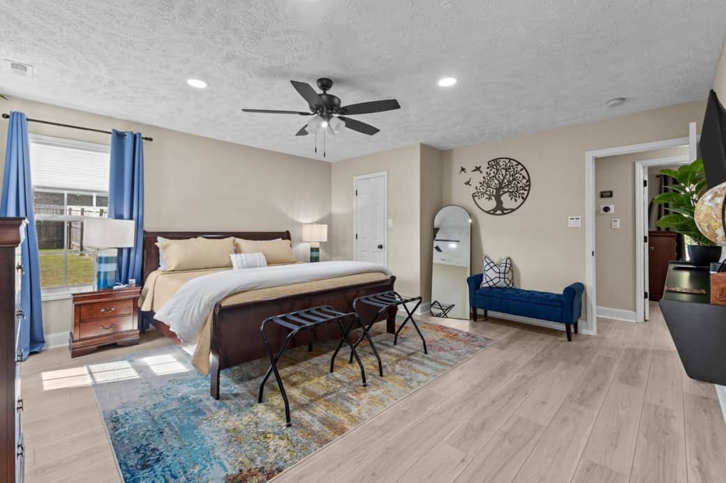 King suite comes with a Smart TV, Chest drawer , extra sheets and black out curtains. King suite comes with a Smart TV, Chest drawer , extra sheets and black out curtains.