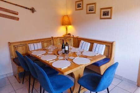 Table à manger pouvant accueillir 8 personnes