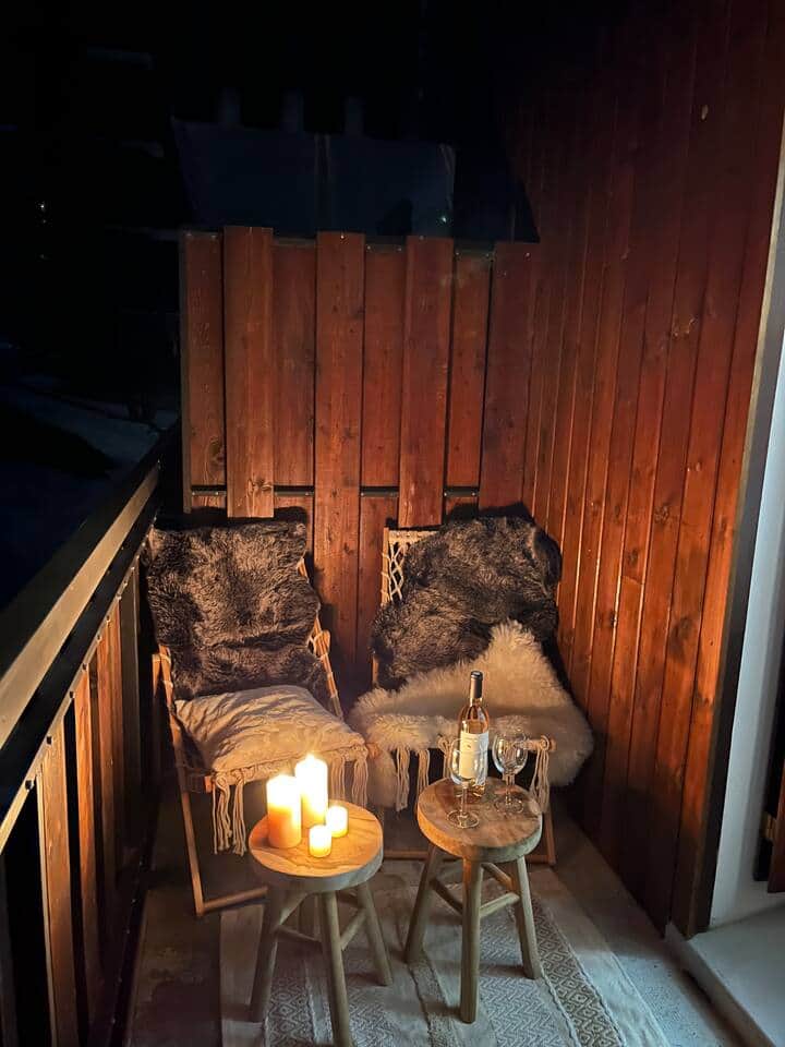 Se lover en amoureux sur les confortables chaises longues, et respirer le bon air frais en partageant un verre au clair de lune ♥️