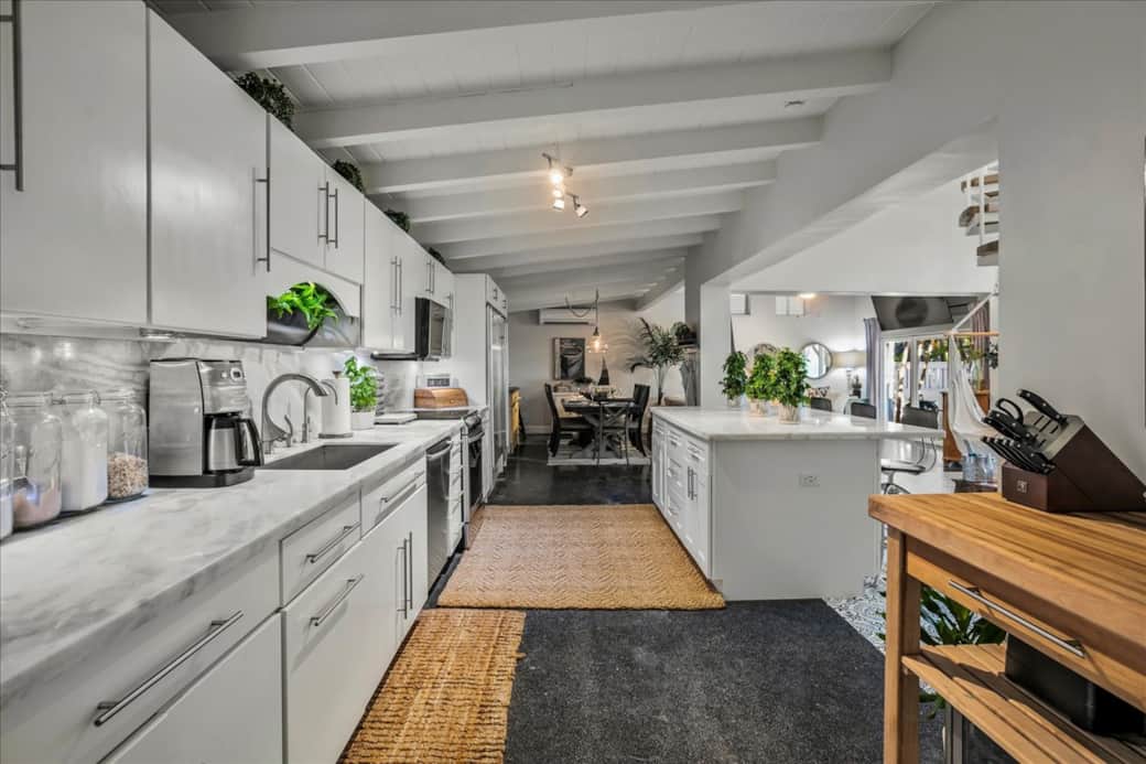 Large Kitchen w/island