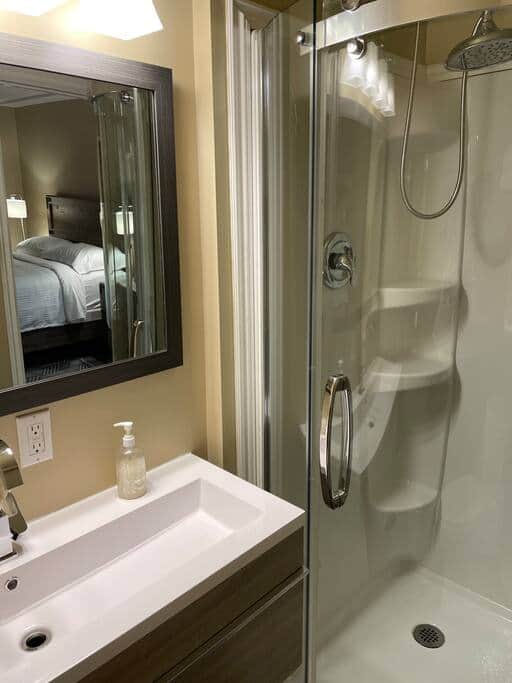 Full ensuite bathroom 