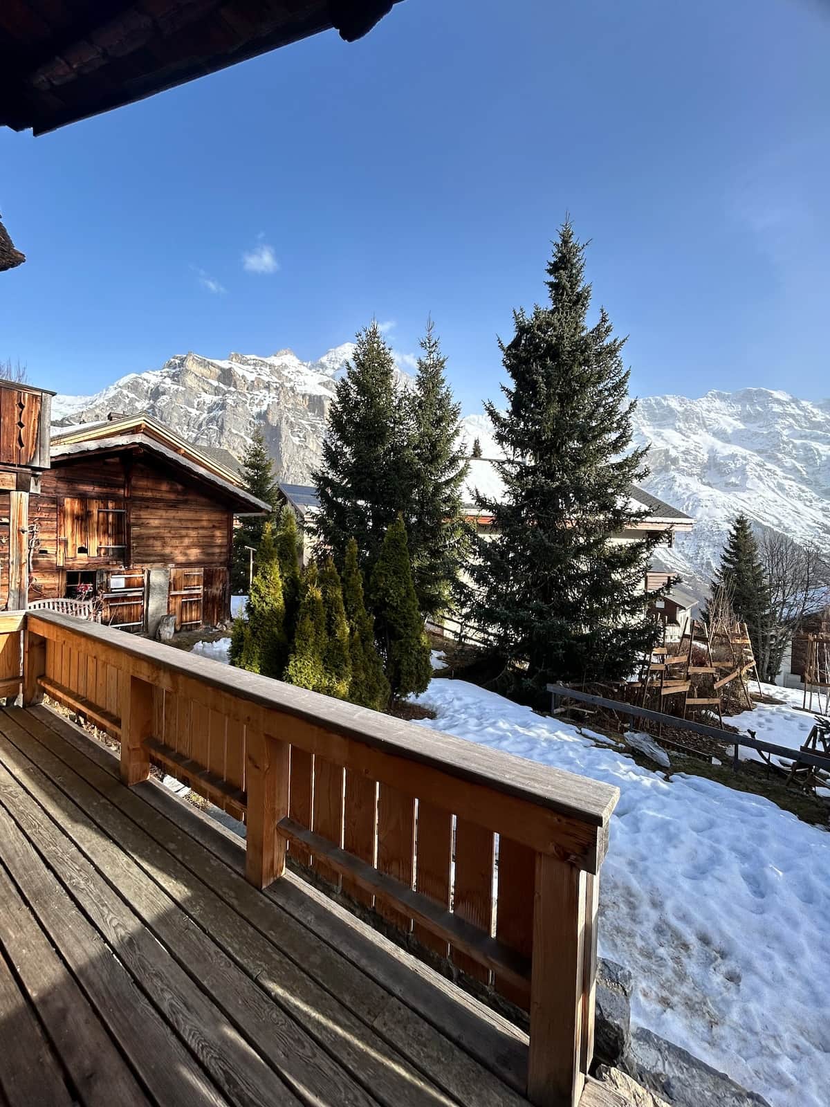 Balkon mit Sicht auf das Bergpanorama