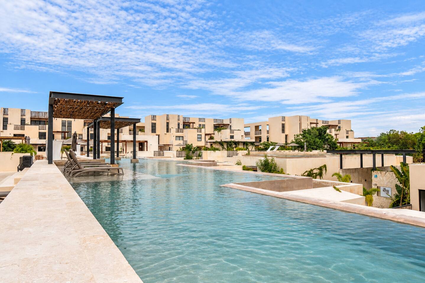 Disfruta una de las 4 albercas infinity de Gran Tulum, con cómodos camastros y sombrillas: el lugar perfecto para nadar, relajarte y disfrutar el sol de Tulum.