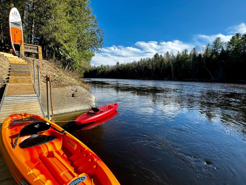 Bienvenue au chalet Le Mökki ! Directement au bord de la célèbre Rivière-Rouge. 