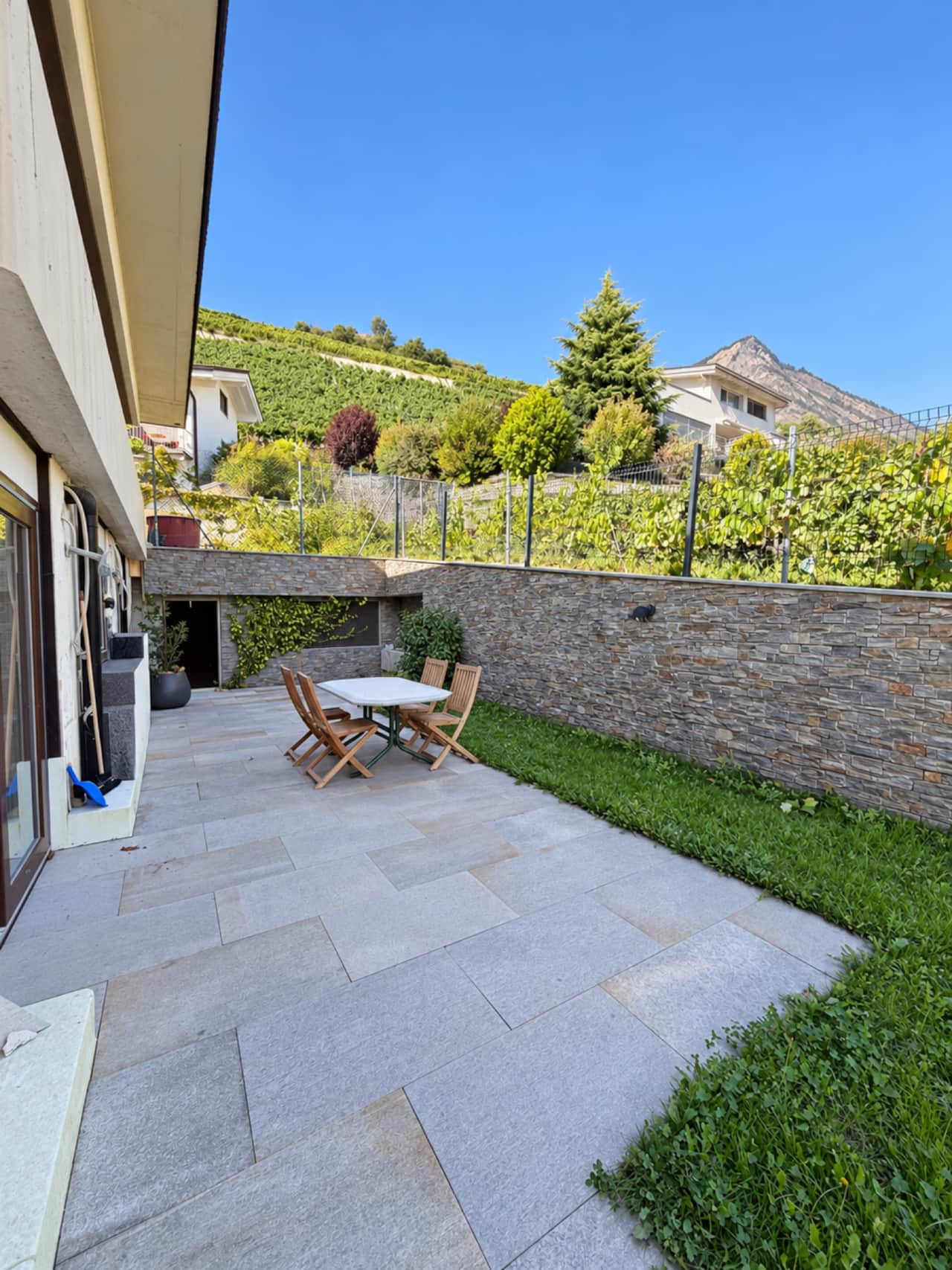Terrasse avec vue sur les vignes et la montagne