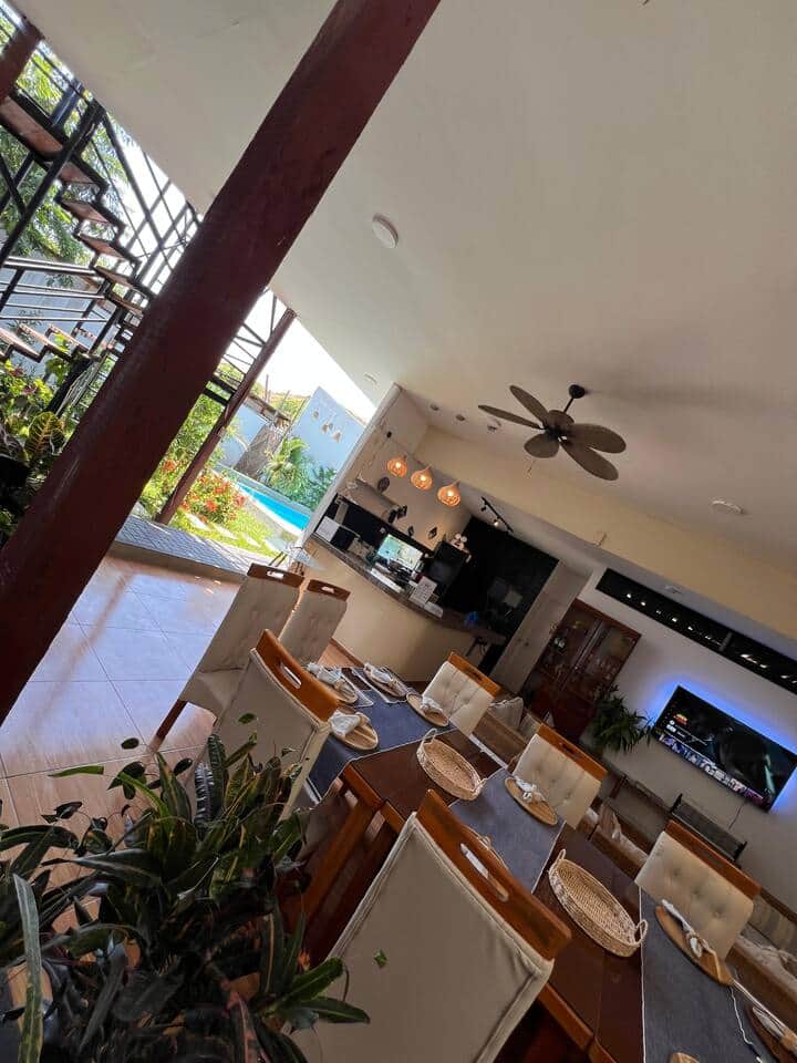 área de comedor rodeado de naturaleza