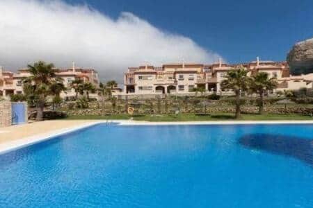 Beautiful, large pool and garden
