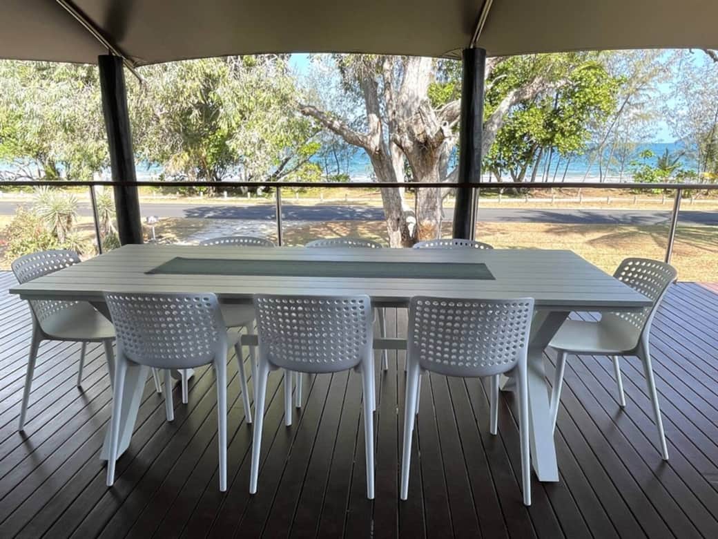 Sully's Beach House - Outdoor Dining with Coral Sea Views Sully's Beach House - Outdoor Dining with Coral Sea Views