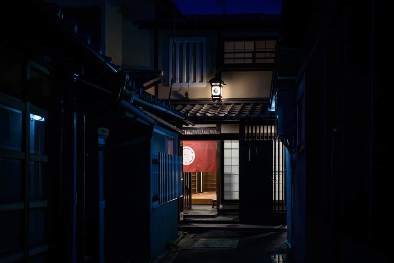The house by night at the end of the little alley.