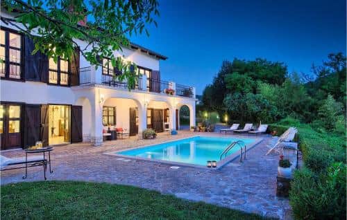 https://l.icdbcdn.com/oh/56ff615d-acb0-498e-ba74-8358fce80433.jpg?w=2080-4