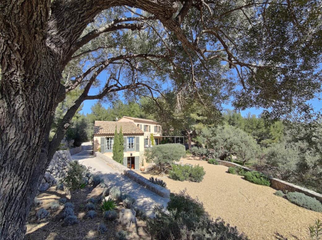 Maison vue depuis la piscine. 3 etages
2 chambres a l étage avec douche plus WC.
2 chambres au rez de chaussée. 1 douche. 1 Bain + WC privatifs.
3 chambres au rez de jardin. 2 douches + WC . 1 Bain + WC + douche.

