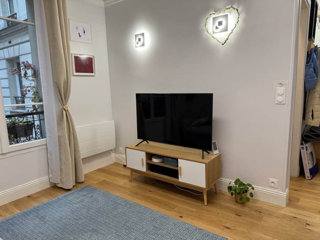 tv connectée, enceinte bluetooth et webcam pour vos visio à disposition
