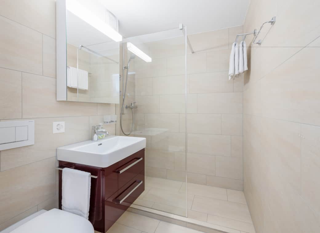 Badezimmer mit Dusche Badezimmer mit Dusche