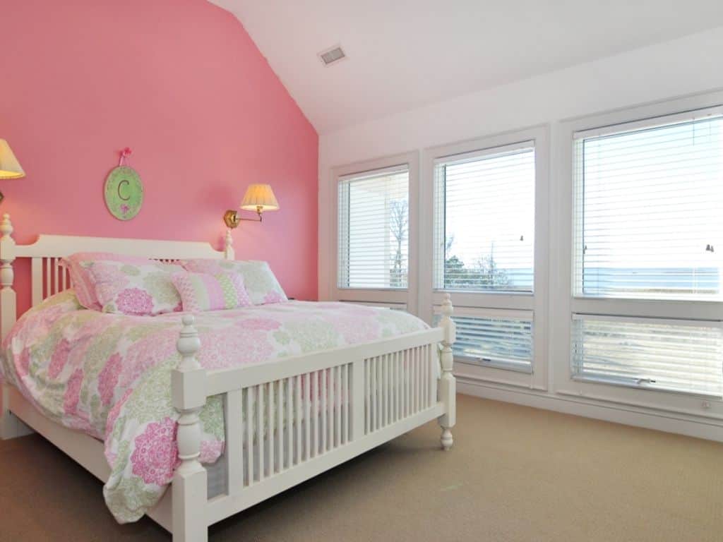 Queen Master Bedroom with En Suite Spa Bathroom and View of the Sound. Queen Master Bedroom with En Suite Spa Bathroom and View of the Sound.