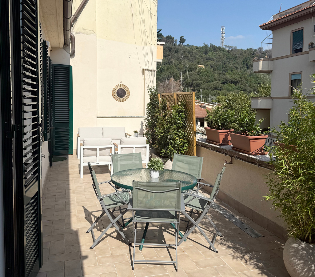 Terrazza privata con zona pranzo esterna e area relax tranquilla.