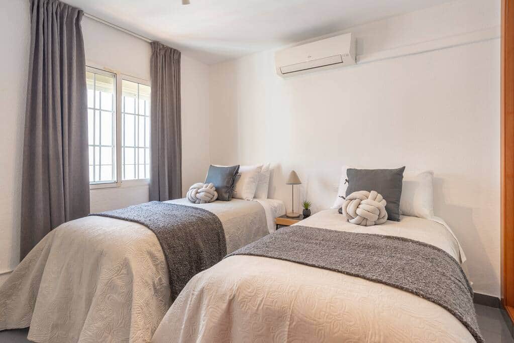 Bedroom. Twin beds