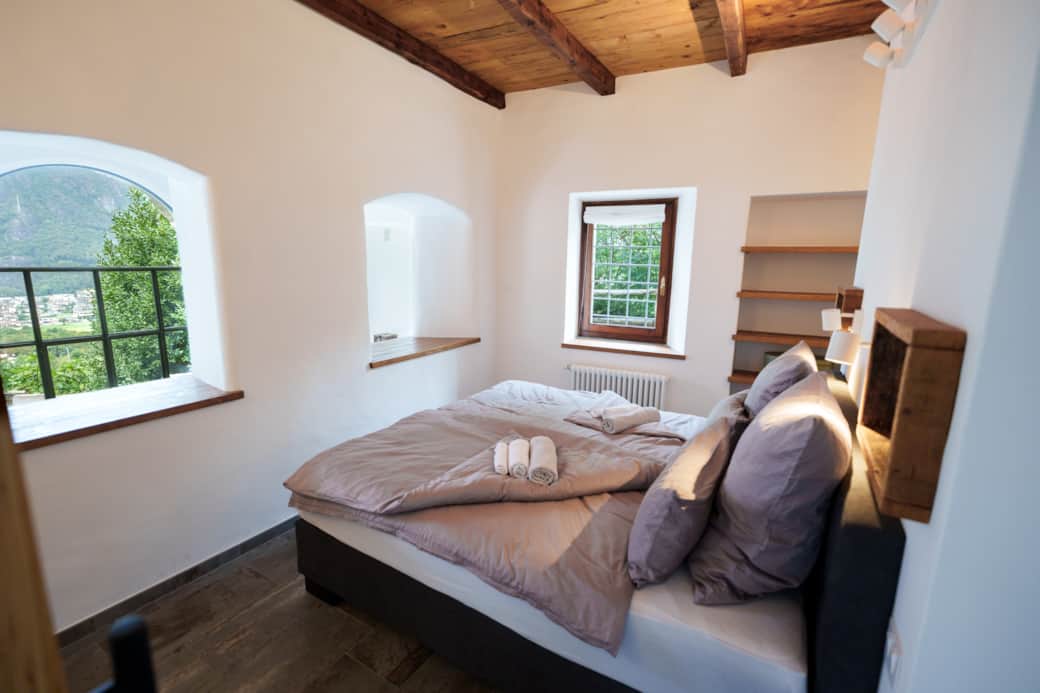 Svegliatevi nella camera da letto principale e godetevi la vista sulla valle