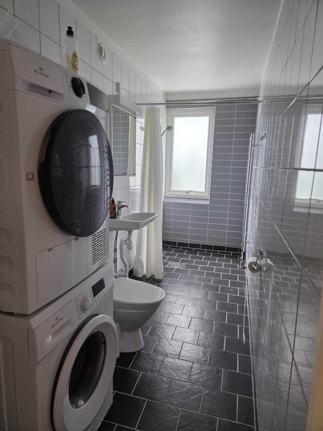 Bathroom with washing machine and dryer