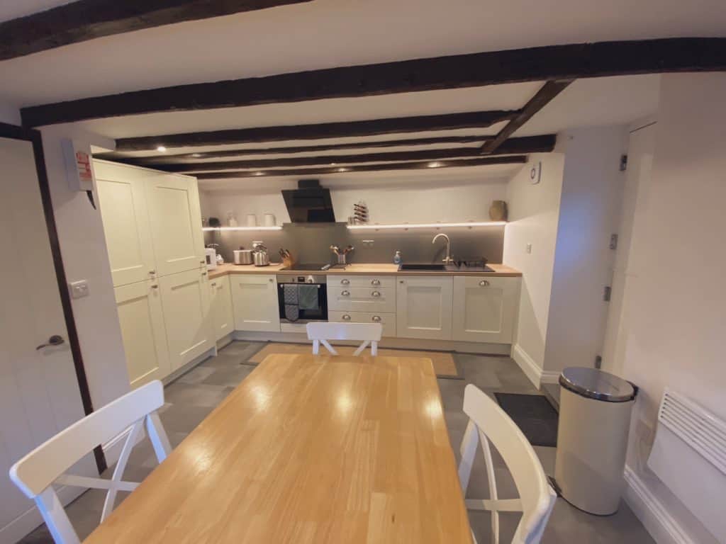 fully refurbished kitchen with built in appliances inc a dishwasher