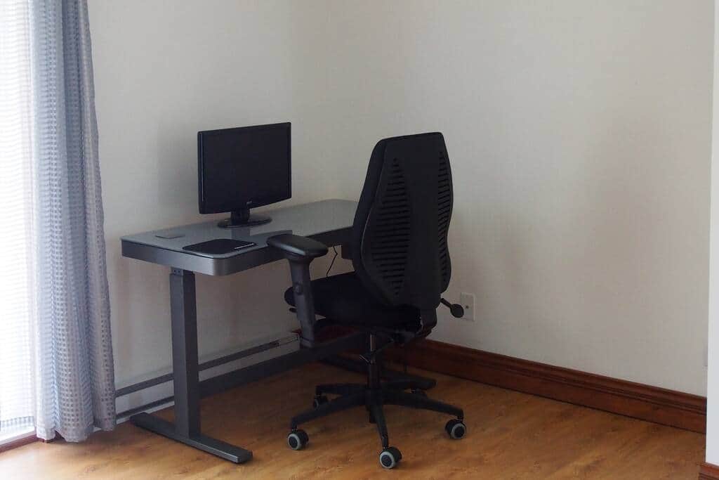 2ème coin travail - bureau assis/debout et chaise ergonomique
