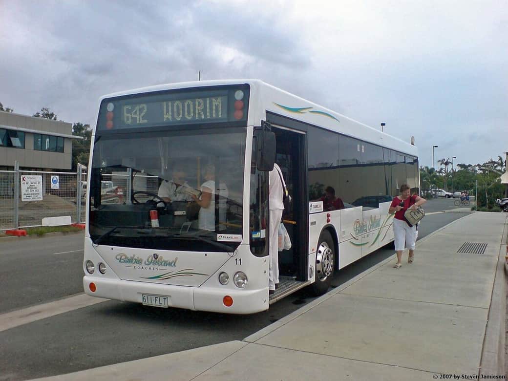 Bribie Island Bus Service By SM247 at English Wikipedia, CC BY 2.5, https://commons.wikimedia.org/w/index.php?curid=5172119