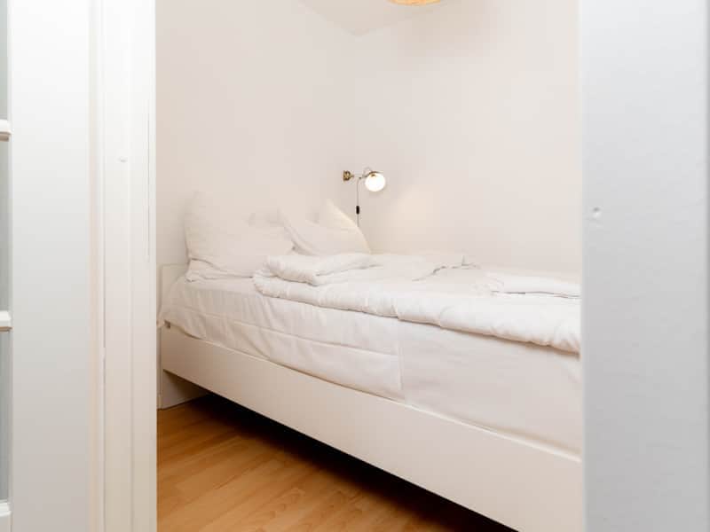 Schlafzimmer mit großem Doppelbett