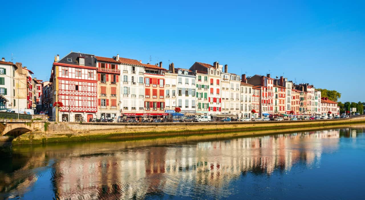 Bayonne - Capitale culturelle du Pays Basque, réputée pour ses remparts, ses maisons à colombages et sa gastronomie