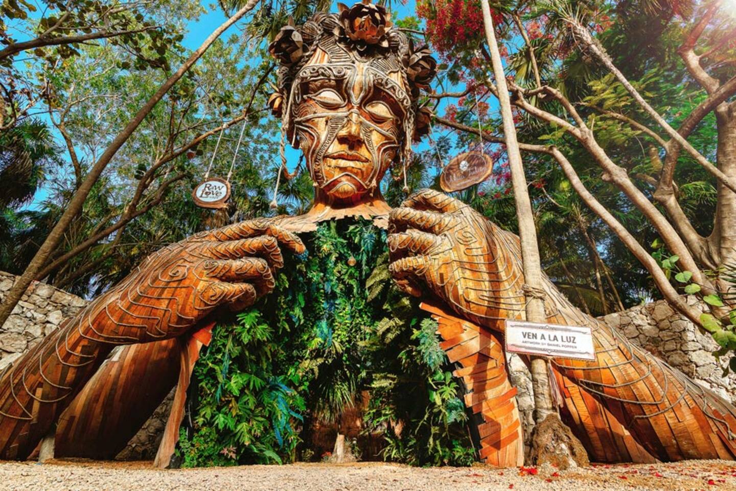 ¡Adéntrate en la magia de Tulum a solo 13 minutos! Descubre la icónica escultura Ven a la Luz, una de las obras de arte más reconocibles de Tulum y un punto imperdible para tomar fotos.