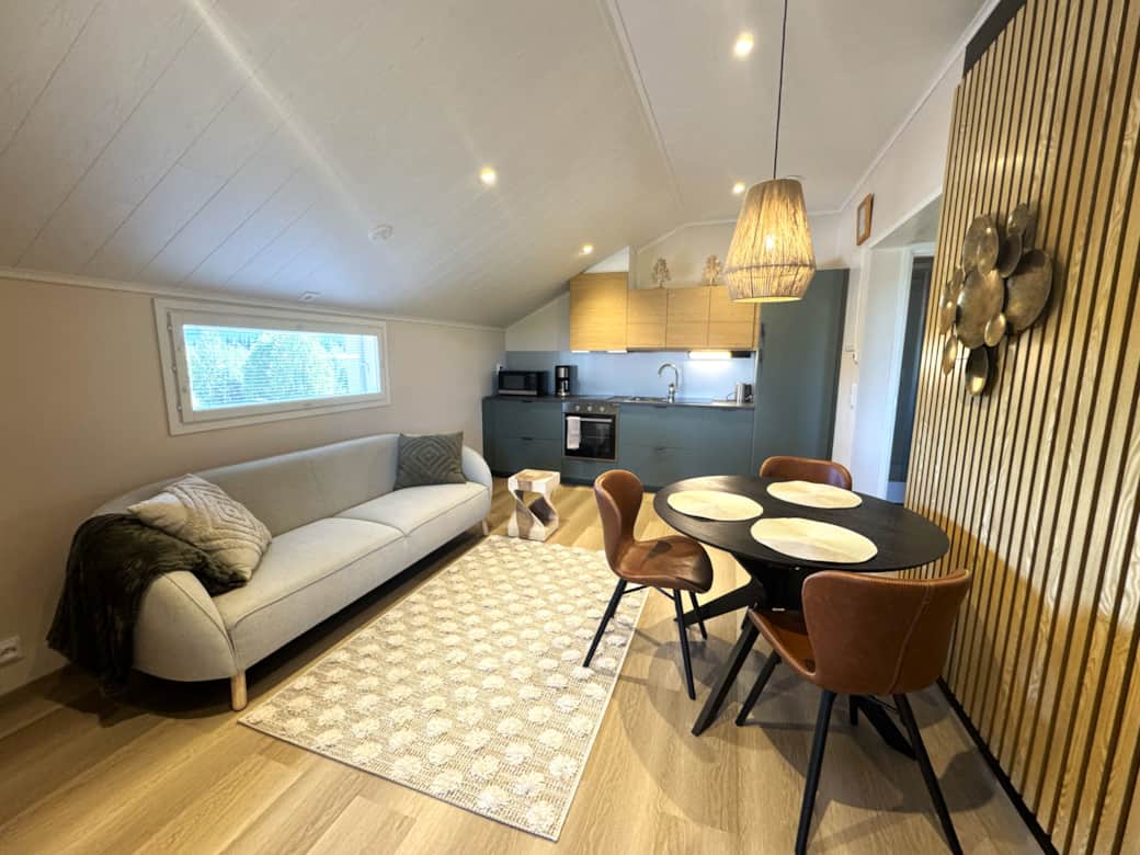 The living room offers a beautiful view of the Ylläs fells and Lake Äkäslompolo. The living room offers a beautiful view of the Ylläs fells and Lake Äkäslompolo.
