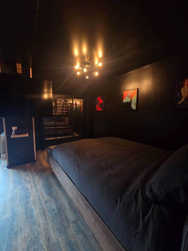 Chambre avec TV sur support pivotant, accès chaines TV et Netflix. Miroirs face au lit qui sont recouvrable grâce a un rideau. Prises a proximité des tables de chevet. Led sur le tour du lit. Linge de lit fourni 