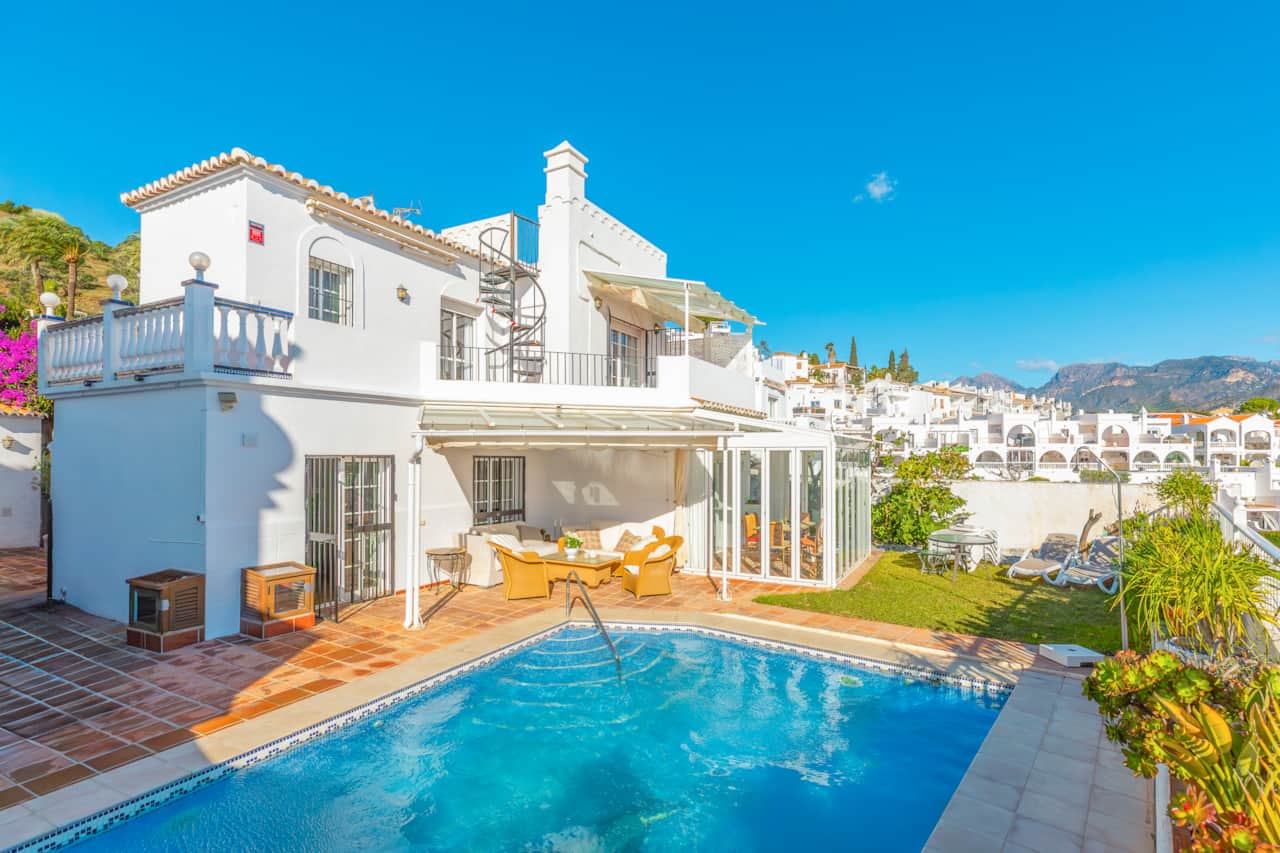 Preciosa villa española con piscina privada climatizada y jardín en un entorno tranquilo.