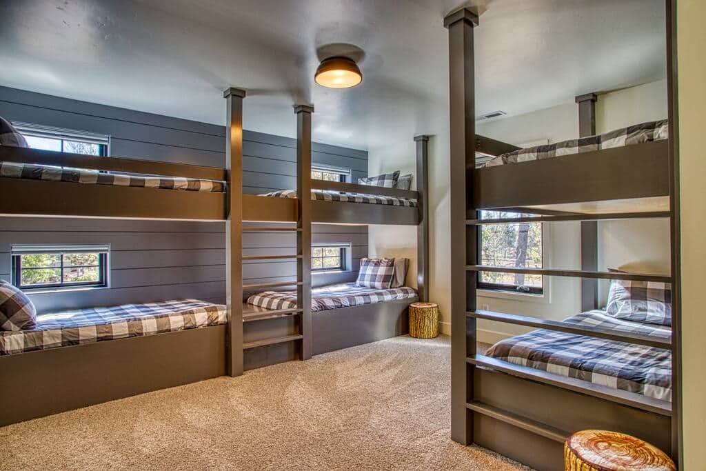 Bunk Room with 6 twin beds