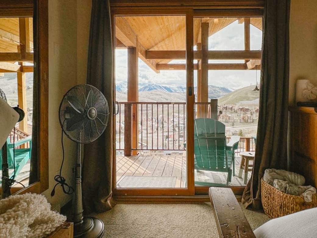 This condo sits high up on the mountain giving you a commanding view over the entire valley. This condo sits high up on the mountain giving you a commanding view over the entire valley.