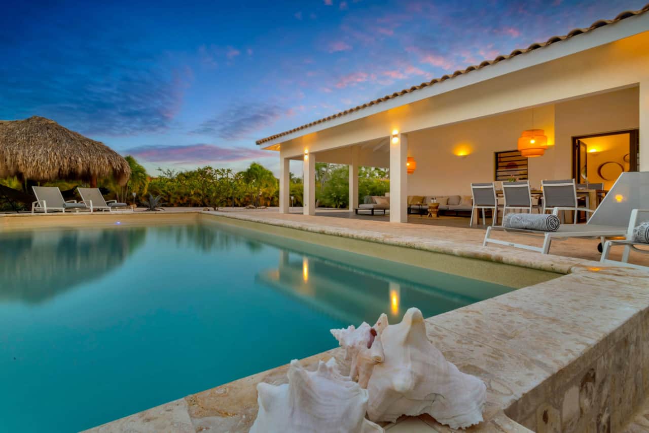 Palm Villa – Zwembad en villa in de avond