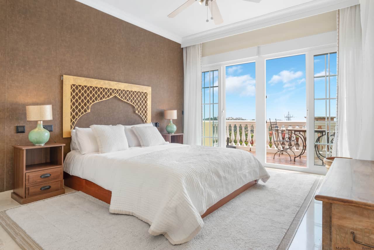 Spacious and cosy bedroom.
