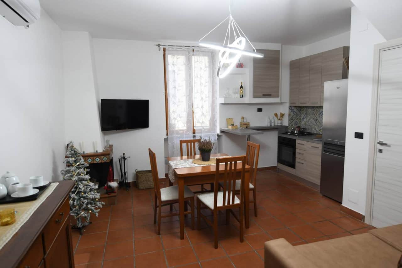 Cucina con caminetto, bagno di servizio e divano letto matrimoniale