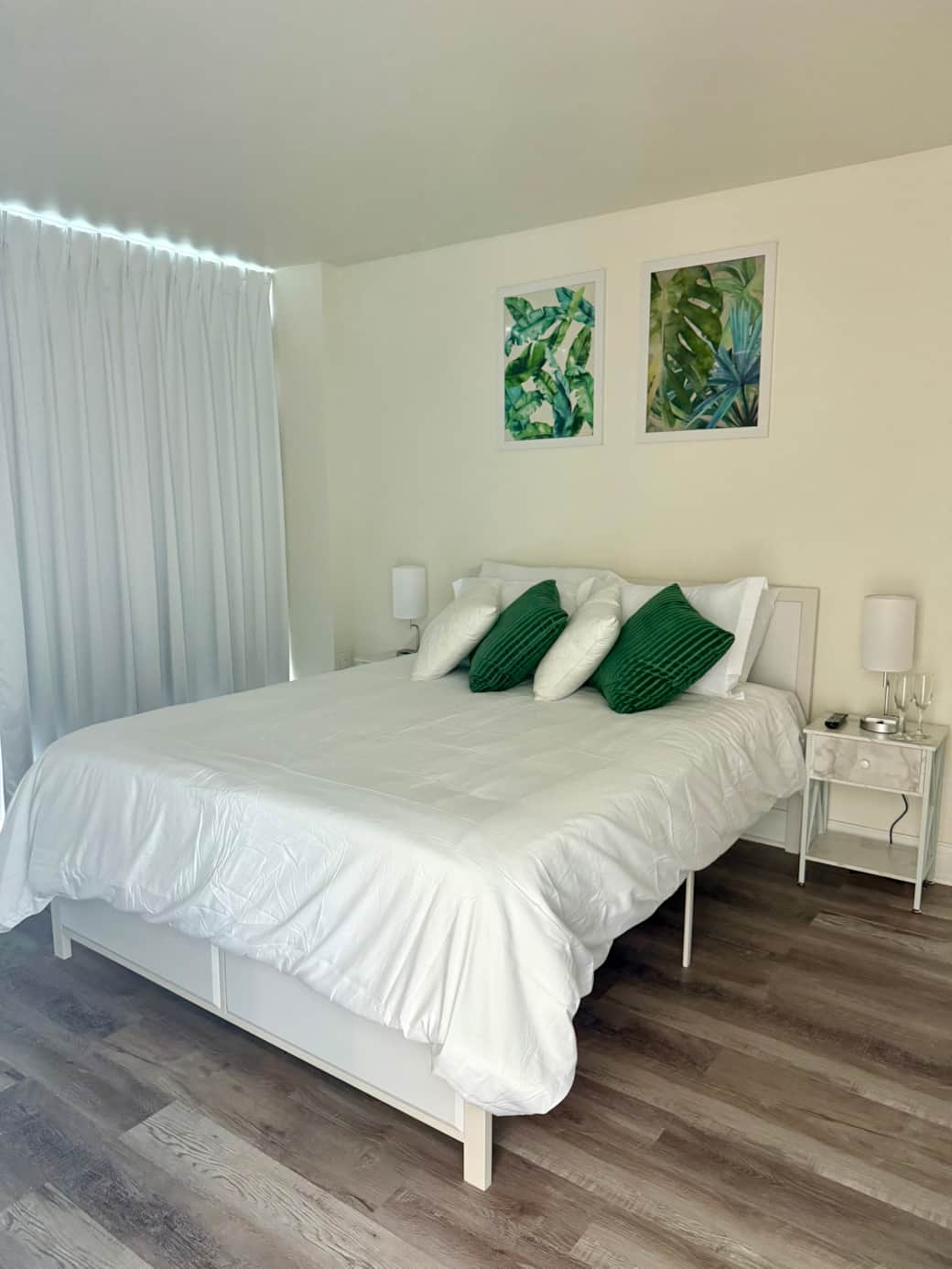 Bedroom Queen Bed + Smart TV