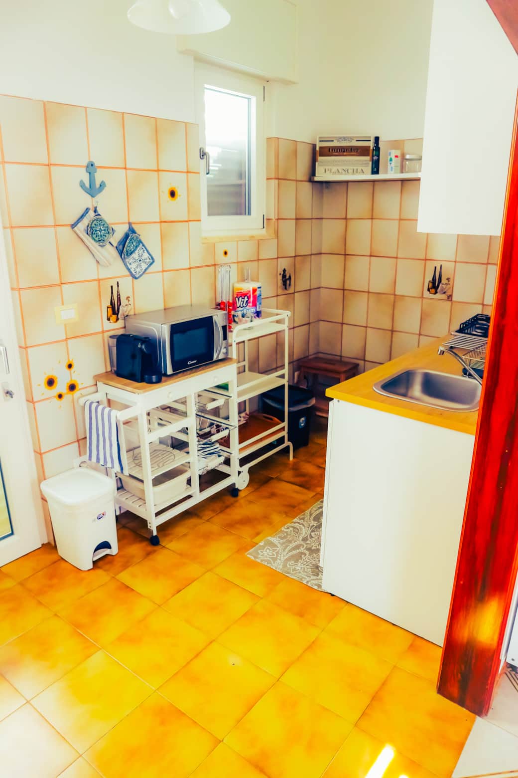 Cucina. Lavello, Piano cottura, Micronde, Macch. Nespresso, Tostapane, Bollitore, Stoviglie, Pentole