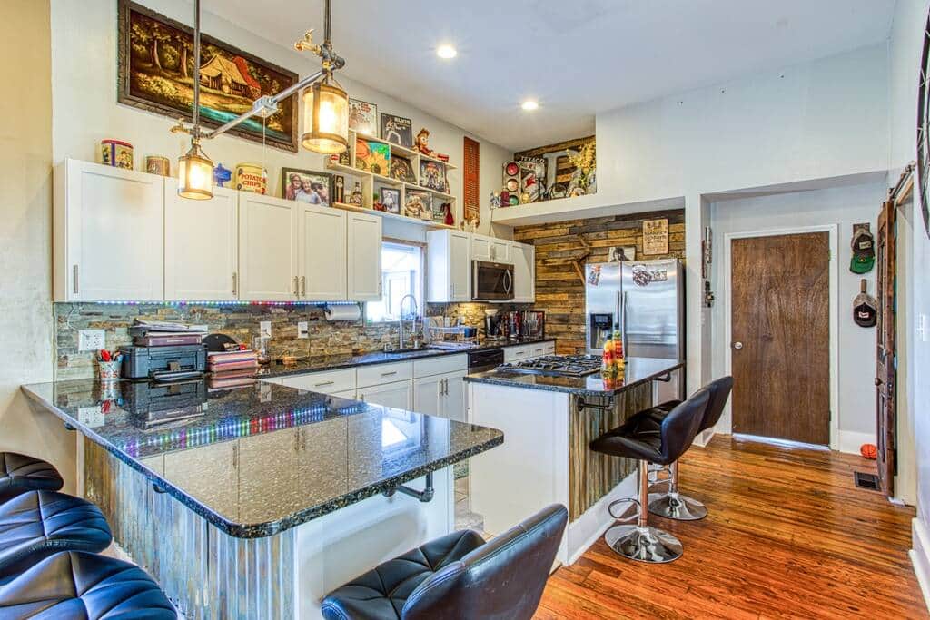 Granite counter tops and plenty of bar seating for entertaining, gas stove Granite counter tops and plenty of bar seating for entertaining, gas stove