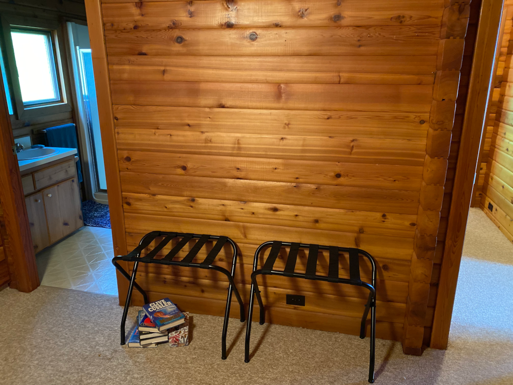 Luggage Stands / Master Angle 2