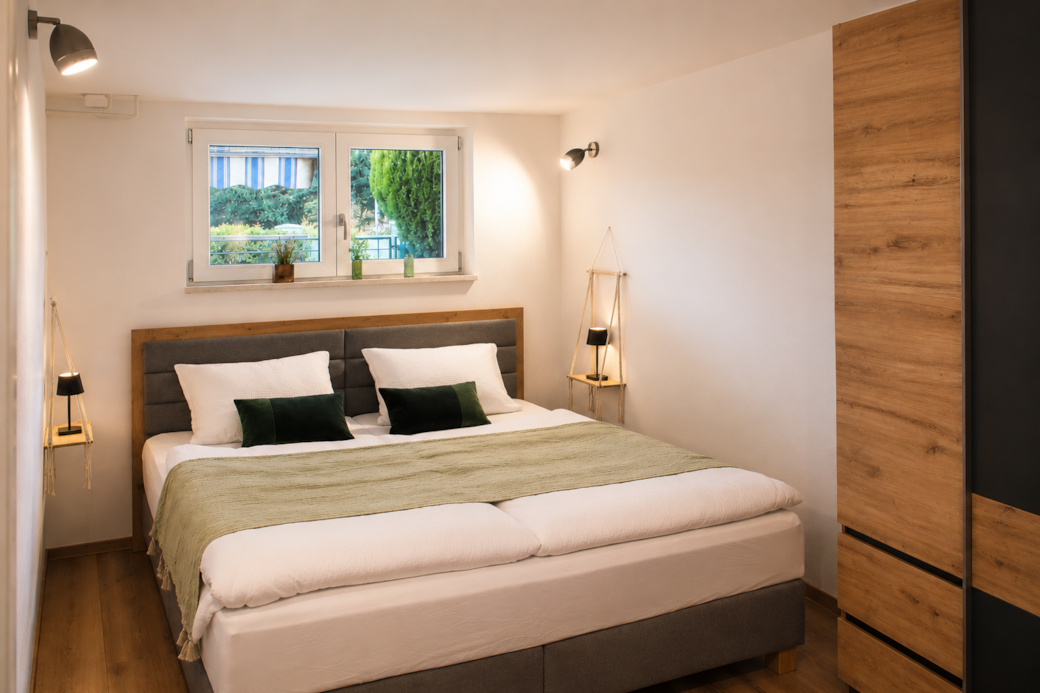Gemütliches Schlafzimmer mit Doppelbett