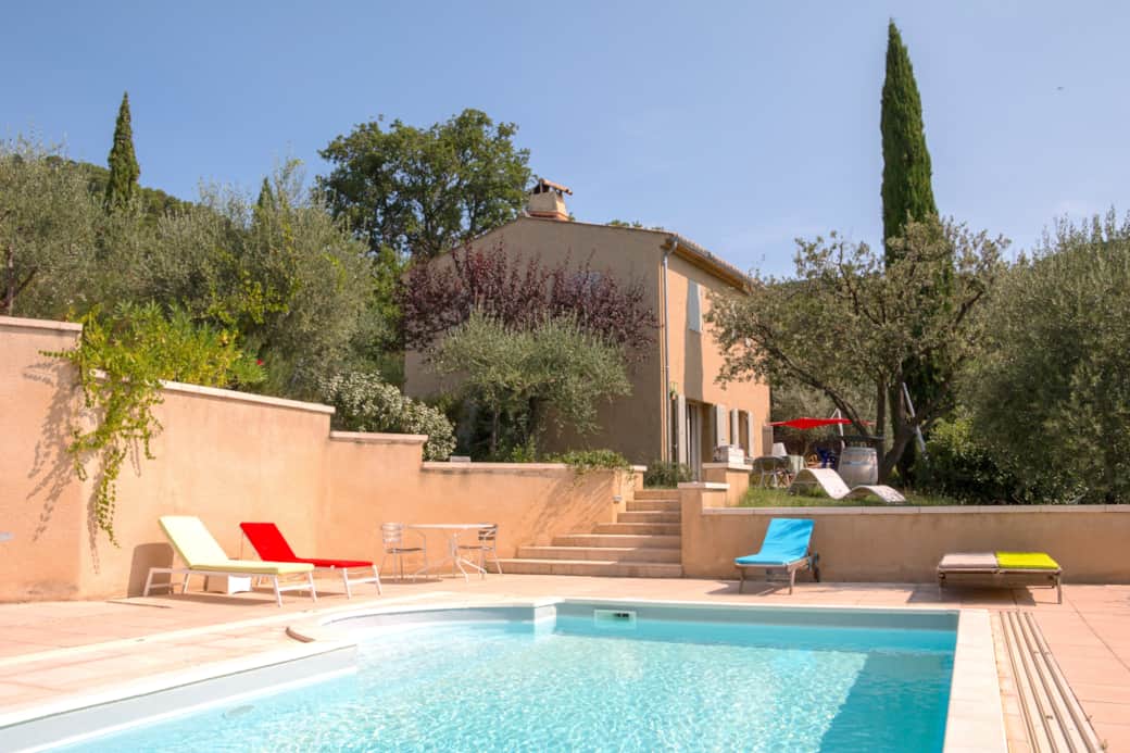Vue de la piscine et du Mas