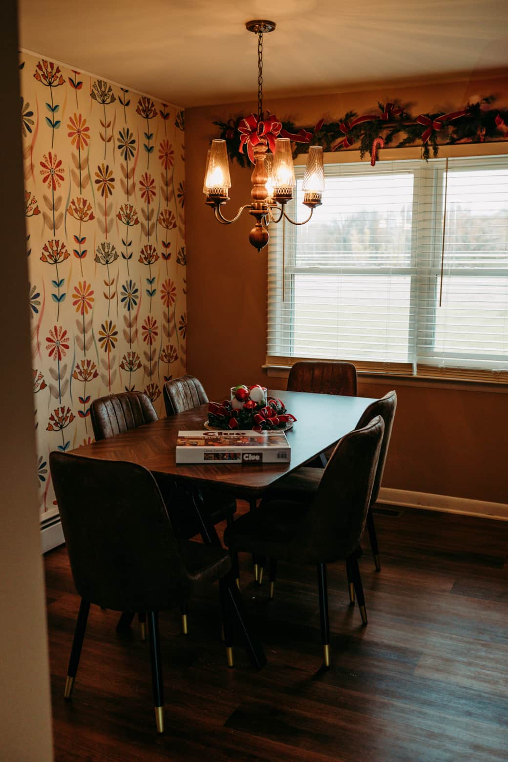 Dining room for 6, ideal for family meals or friends’ dinners.