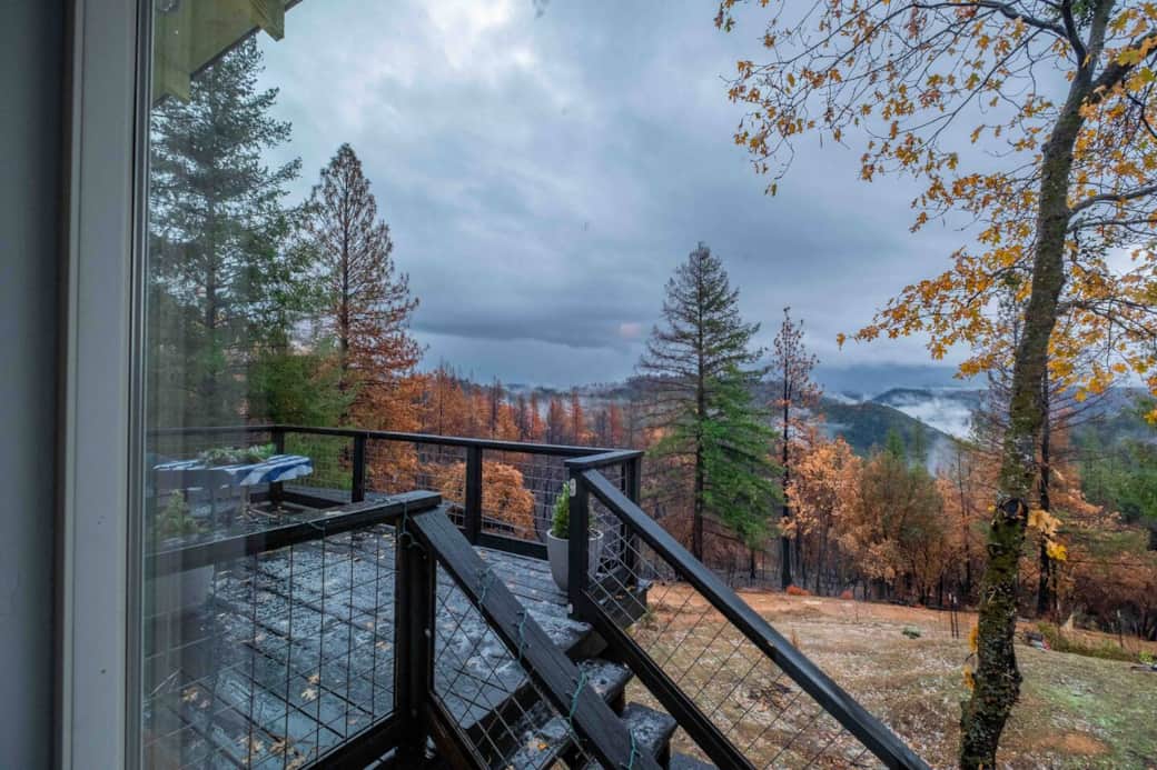 The deck is the ideal place to admire the stunning view, watch the sunrise, the reverse sunset, admire the moon and stars at night without light pollution. 