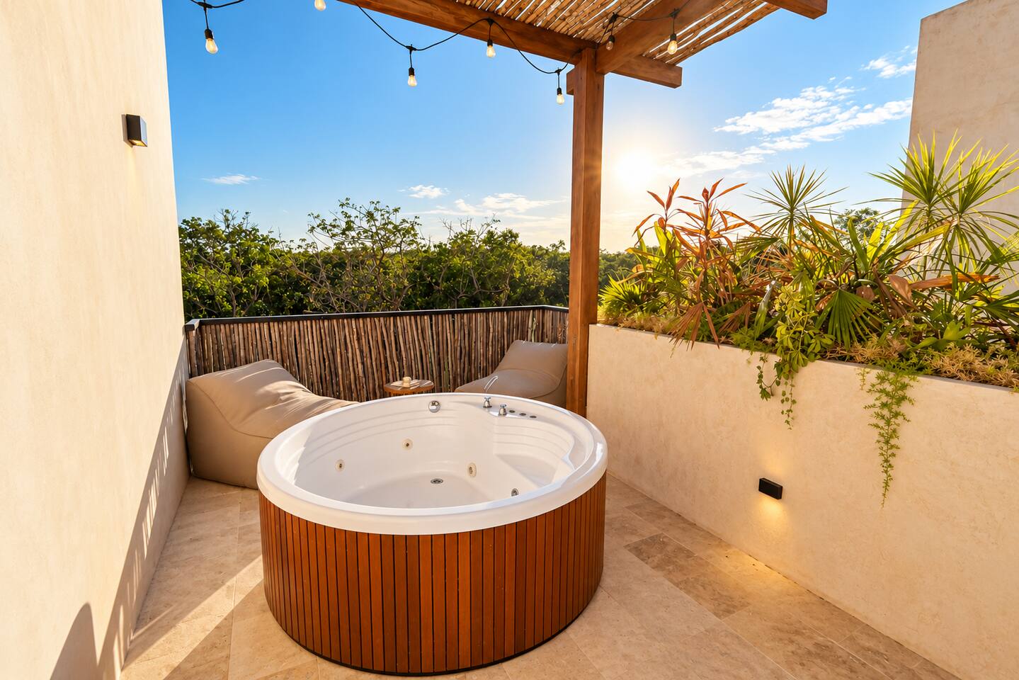 Tu jacuzzi privado está justo afuera de la recámara principal, en su propia terraza privada, rodeado de vegetación tropical y tranquilas vistas a la selva de Tulum: el lugar perfecto para relajarte de día o de noche.